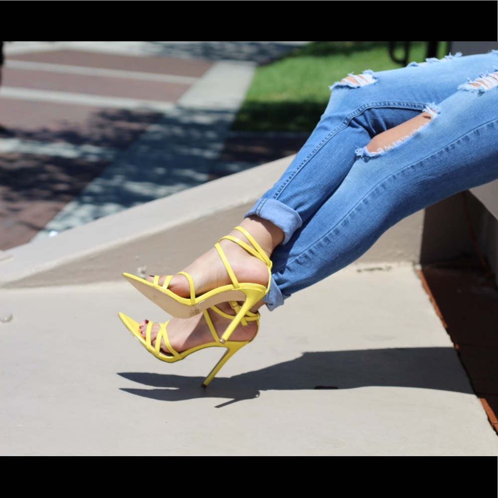 SALE- Yellow pointy heels - Picture 3 of 6